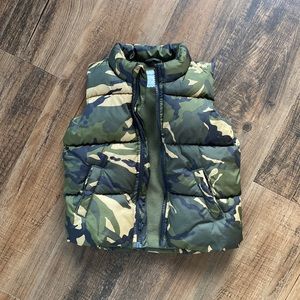 Old Navy Camo Puffer Vest  Size: 3T